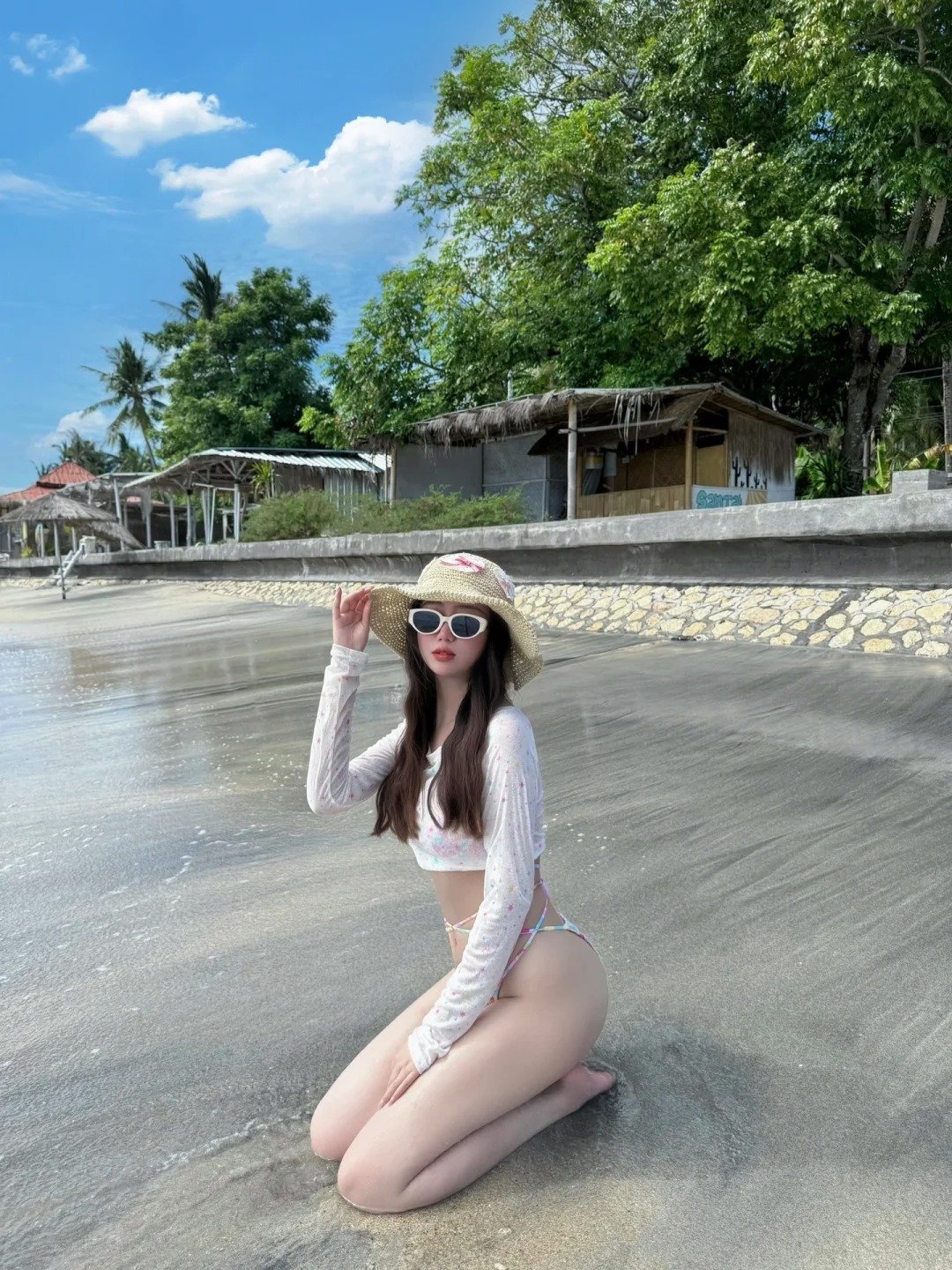 Gái xinh mặc lọt khe váy ngắn phong cách sexy hè 2026