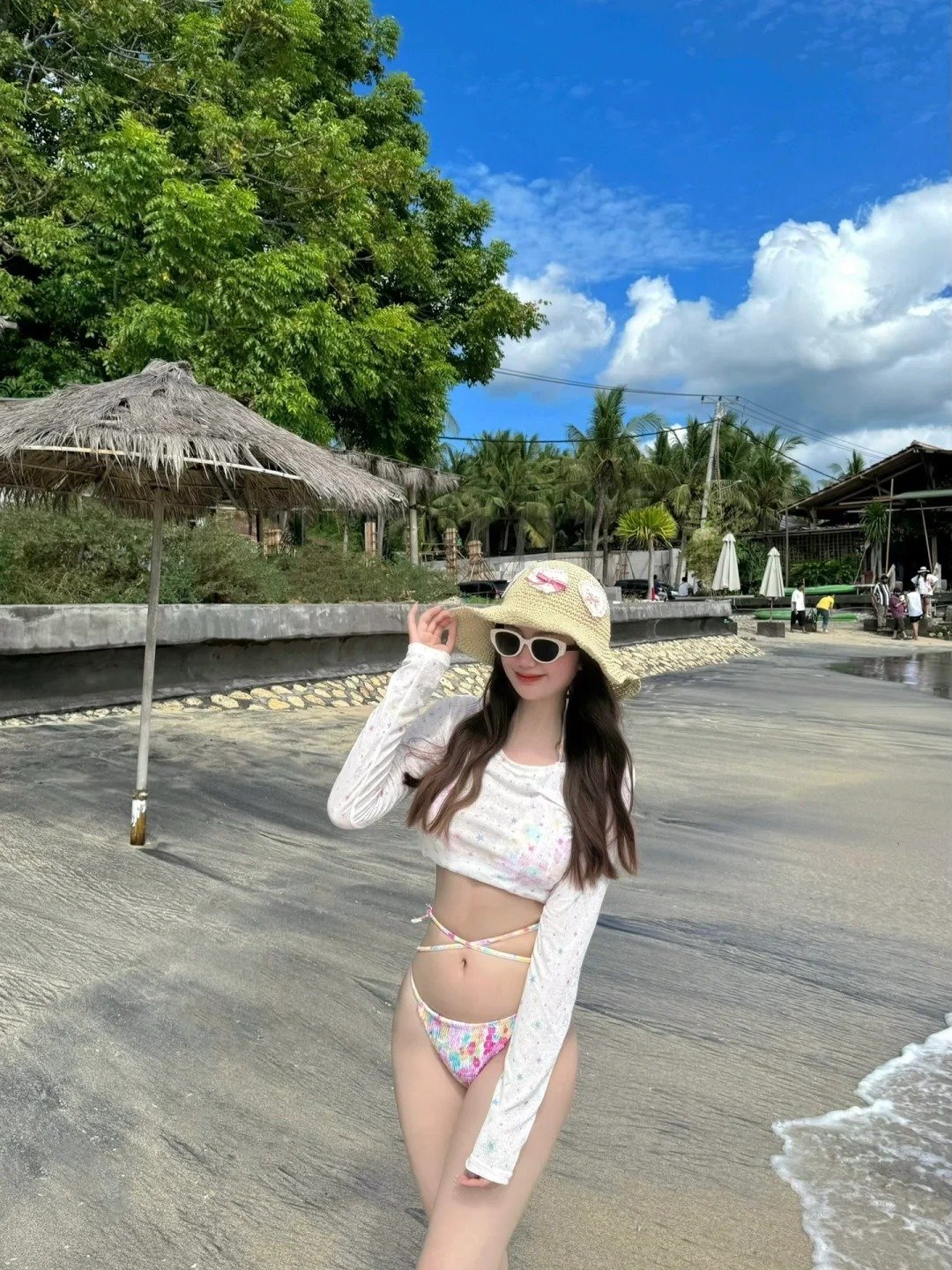 Gái xinh mặc lọt khe váy bodycon bó sát gợi cảm