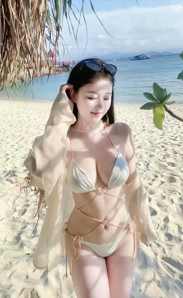 gái xinh show vú 2