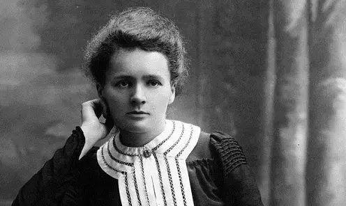 Marie và Pierre Curie trong phòng thí nghiệm