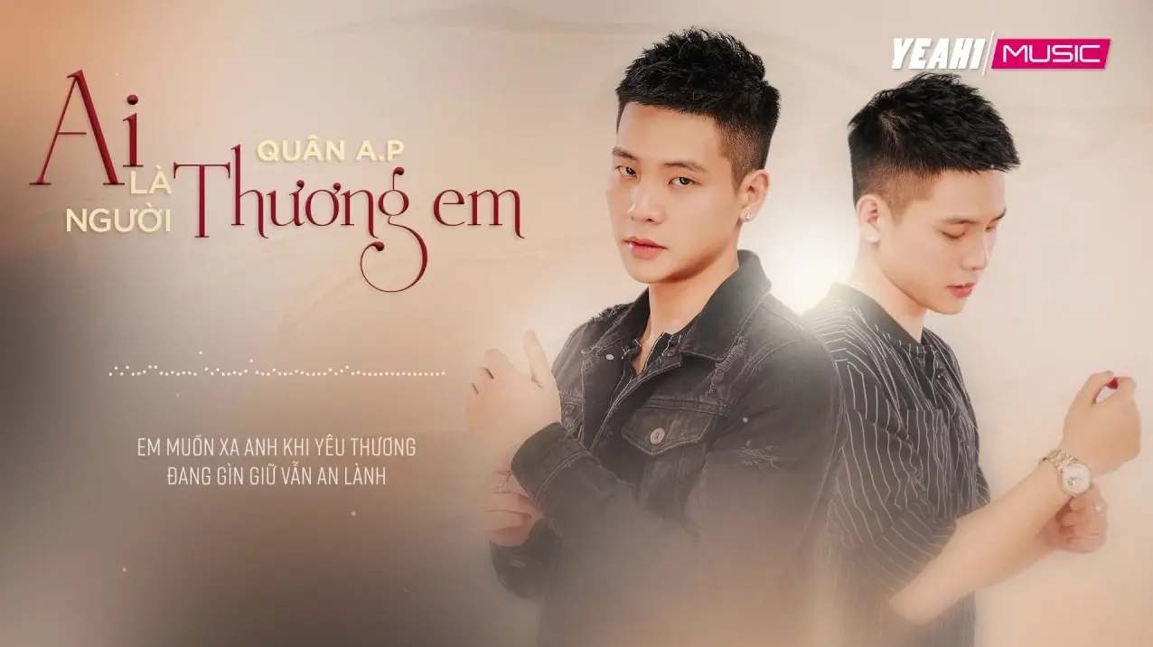 Một người đang trao tặng bó hoa