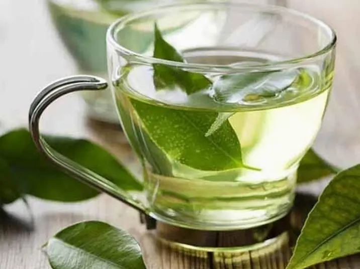 Người phụ nữ đang pha trà lá vối