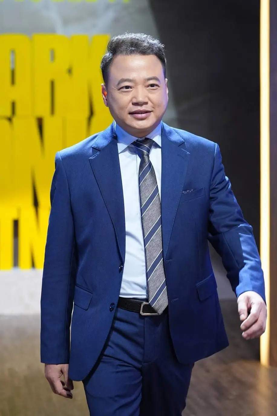 Shark Bình thảo luận với các founder