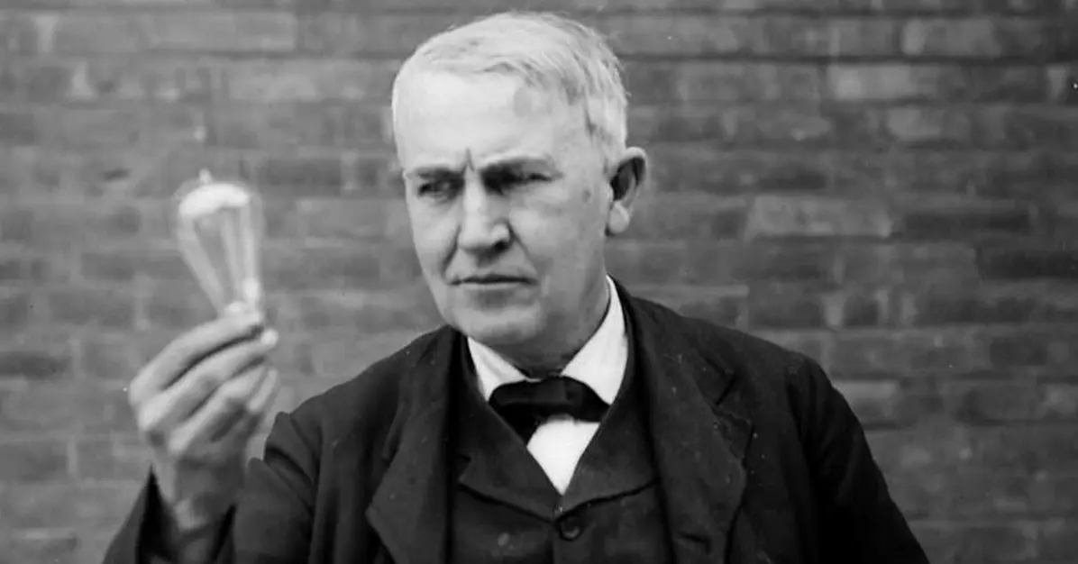 Thomas Edison giơ cao bóng đèn điện