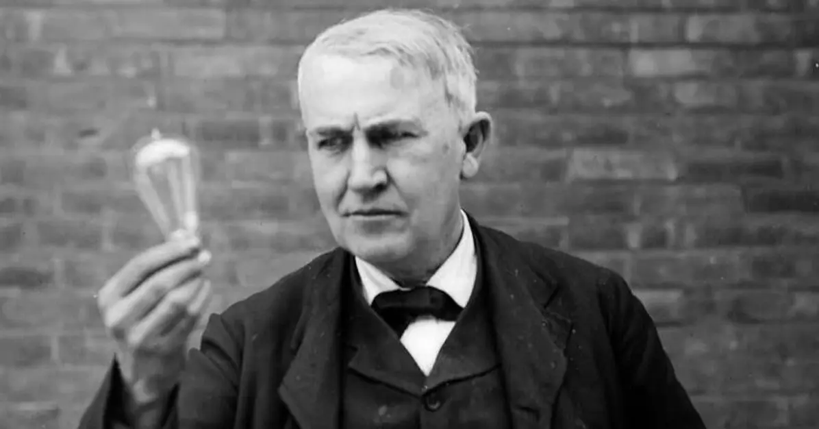 Thomas Edison giới thiệu bóng đèn điện sợi đốt