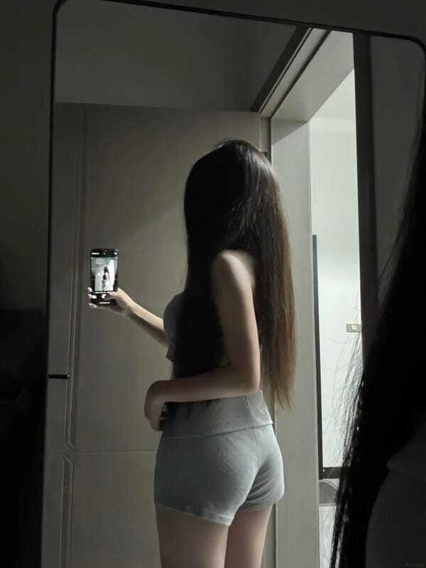 ảnh chụp sau lưng buồn trắng đen