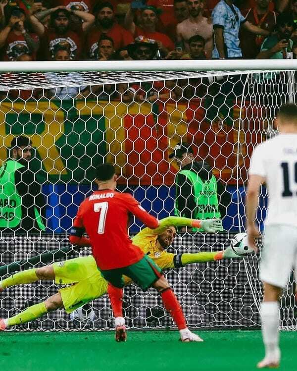 ảnh ronaldo 18