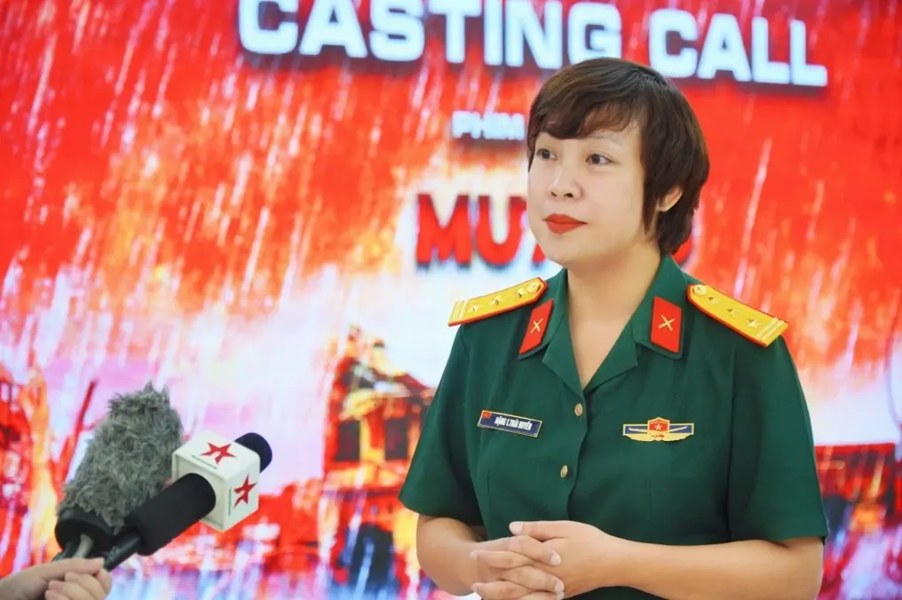 Đạo diễn Đặng Thái Huyền trong buổi họp báo phim Mưa Đỏ