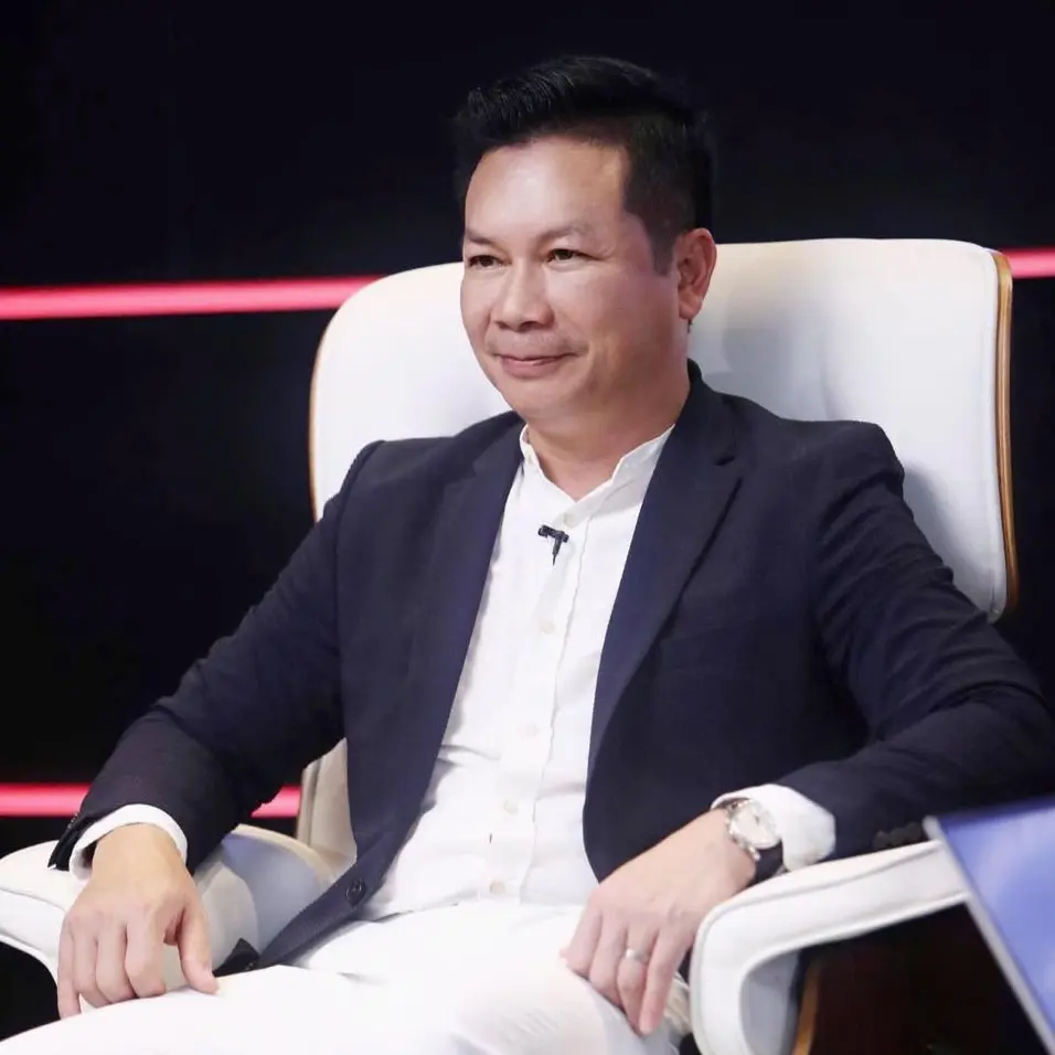 Cảnh Shark Hưng làm việc