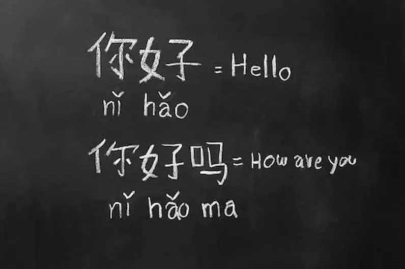 Cặp đôi trao nhau ánh mắt tình tứ