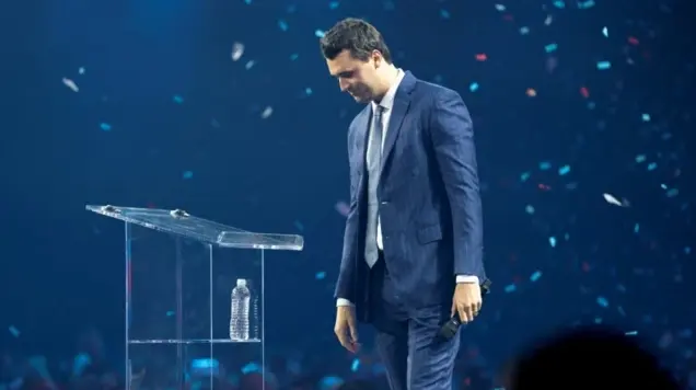 Charlie Kirk phát biểu tại một sự kiện