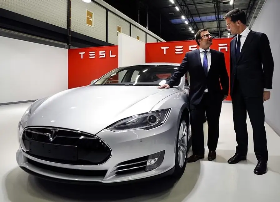 Dây chuyền sản xuất xe Tesla hiện đại