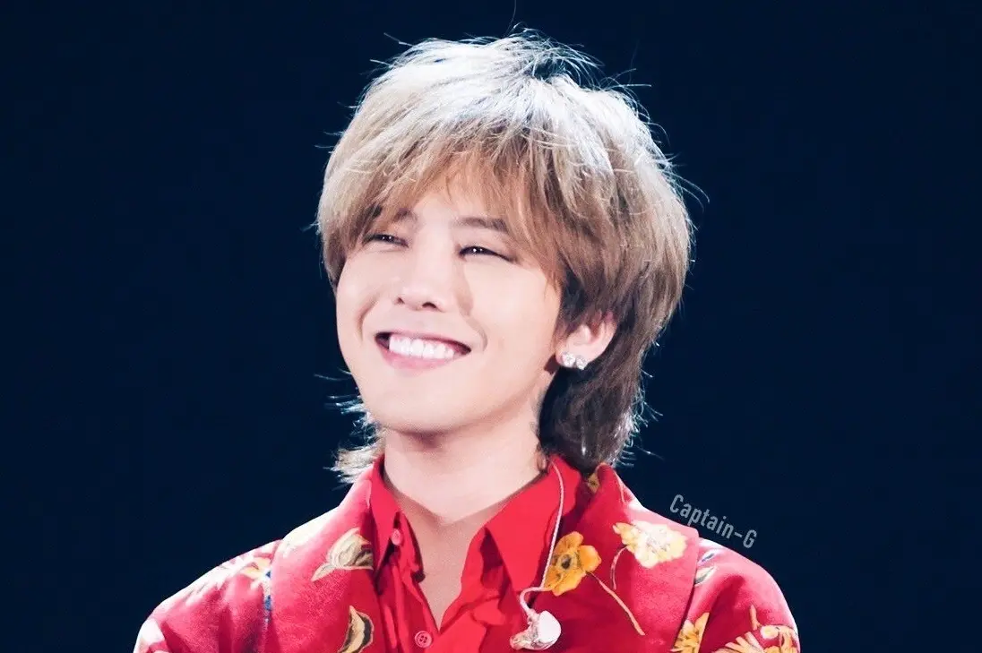 G-Dragon trong một buổi biểu diễn solo