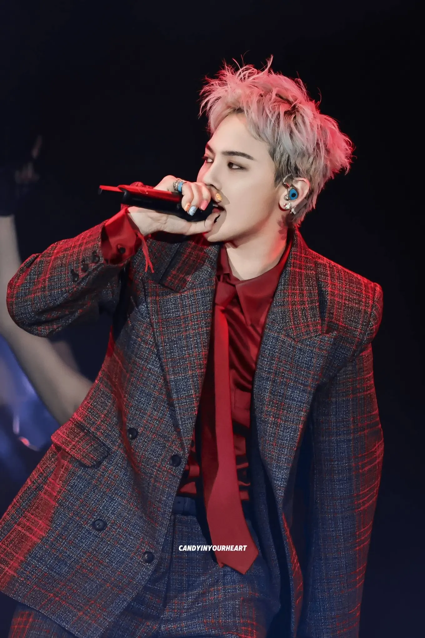 G-Dragon với trang phục độc đáo