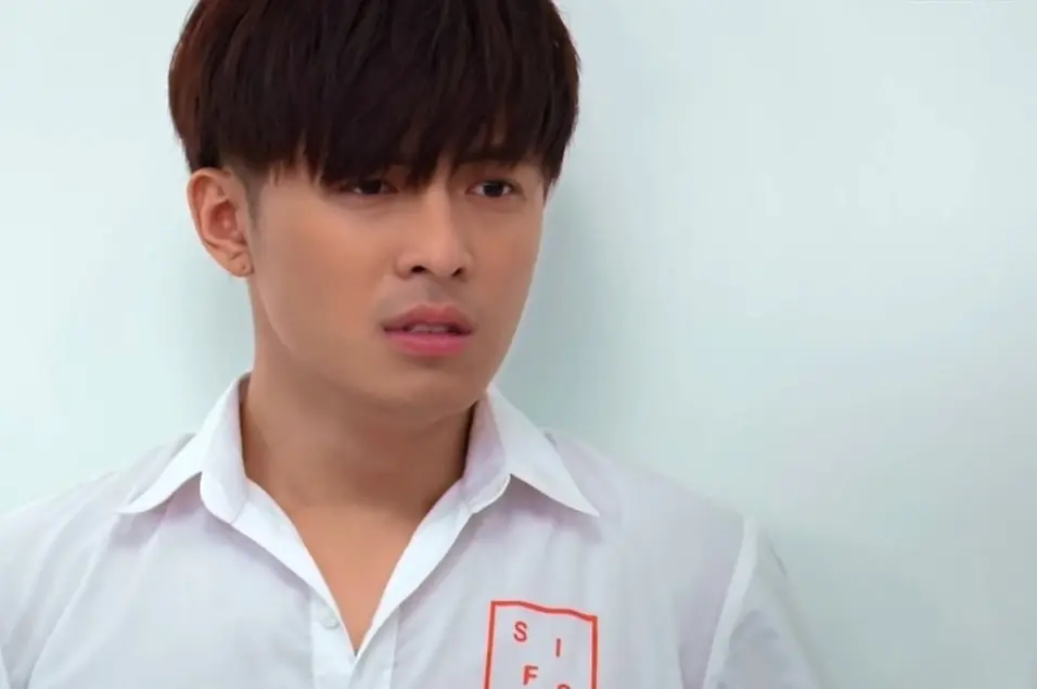 Gin Tuấn Kiệt biểu diễn một ca khúc Bolero