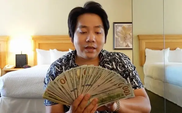 Khoa Pug khoe cuộc sống sang chảnh