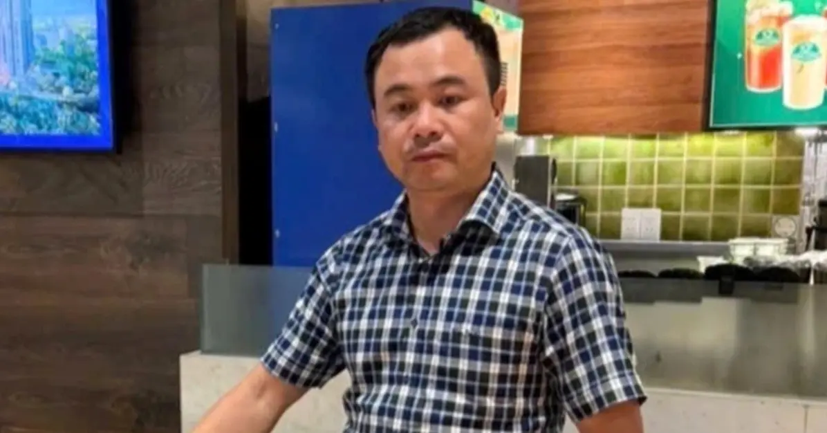 Lê Sỹ Cường trao đổi với đội ngũ nhân sự
