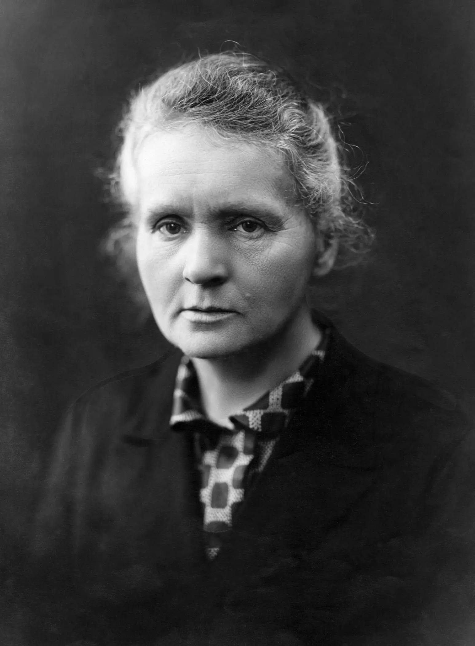 Marie Curie chụp ảnh chân dung