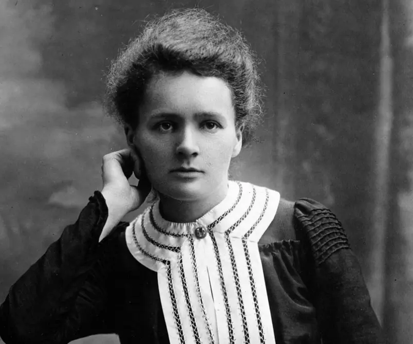 Marie Curie và Pierre Curie trong phòng thí nghiệm