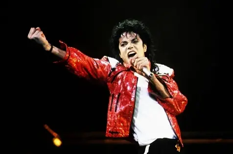 Michael Jackson biểu diễn trên sân khấu
