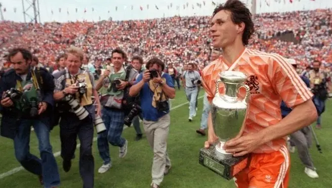 Ruud Gullit ghi bàn mở tỷ số