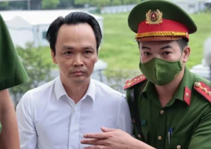 trinh-van-quyet-la-ai-tieu-su-su-nghiep-va-nhung-lum-xum-gay_440