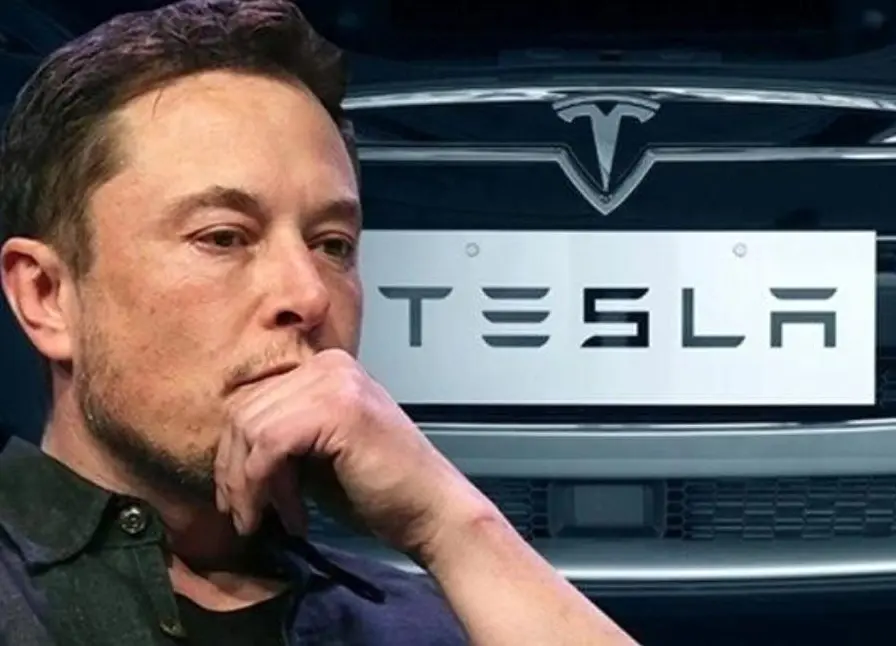 Xe Tesla Model 3 đang sạc điện