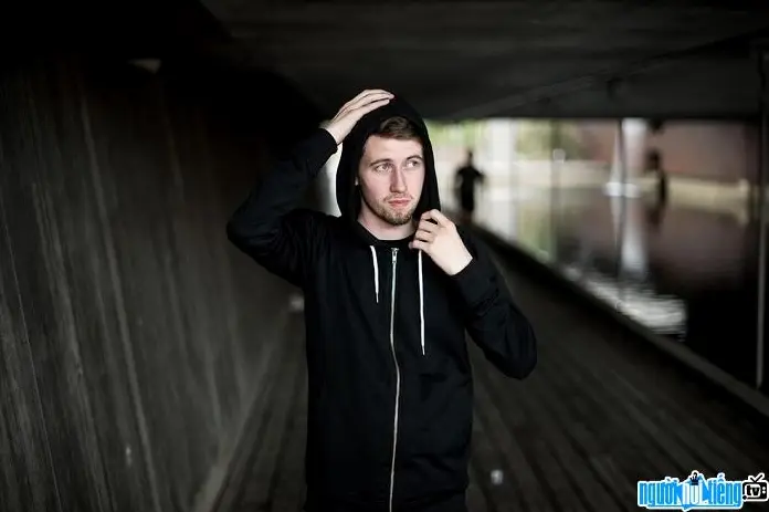 Alan Walker biểu diễn trên sân khấu