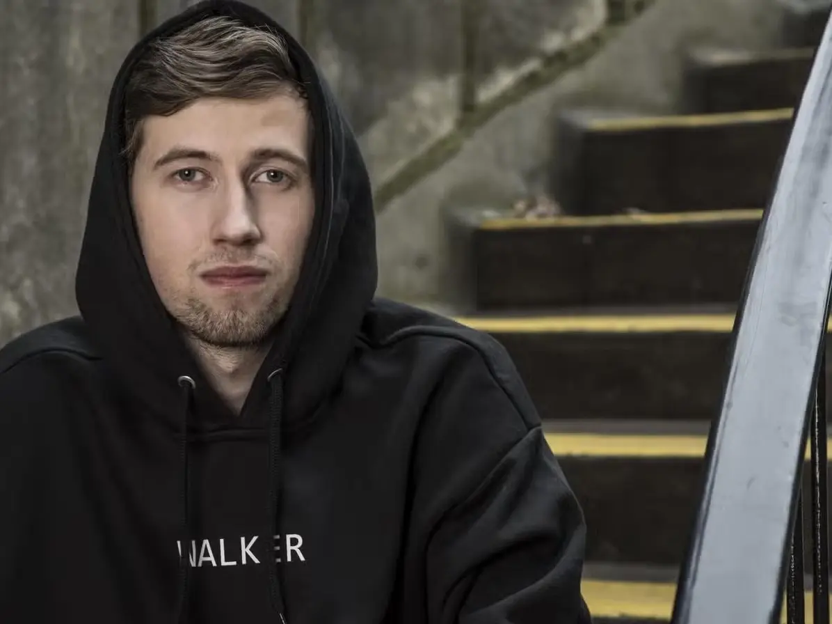 Alan Walker trong trang phục đặc trưng