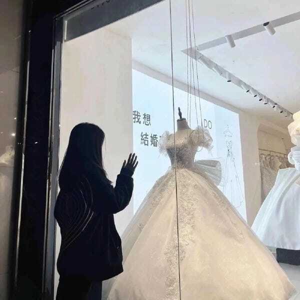 ảnh đứng nhìn váy cưới buồn 10