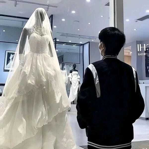 ảnh đứng nhìn váy cưới buồn 13