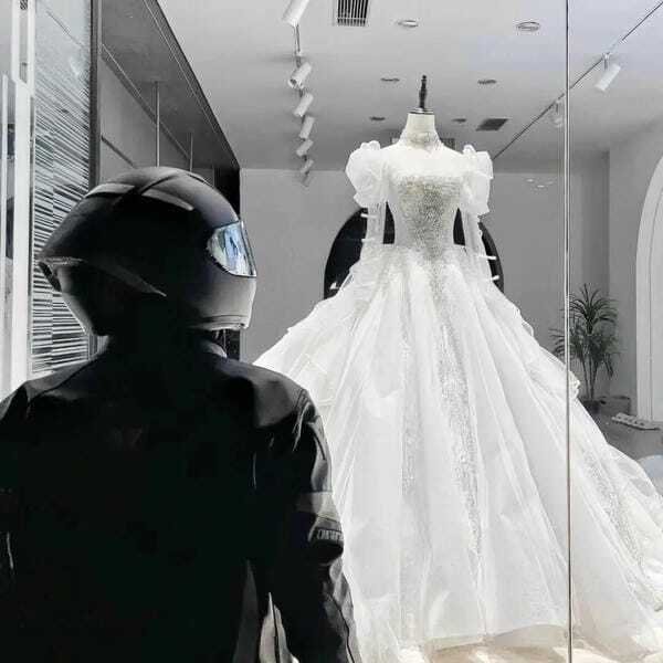 ảnh đứng nhìn váy cưới buồn 15