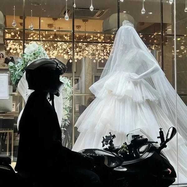 ảnh đứng nhìn váy cưới buồn 17