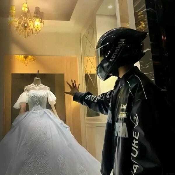 ảnh đứng nhìn váy cưới buồn 19