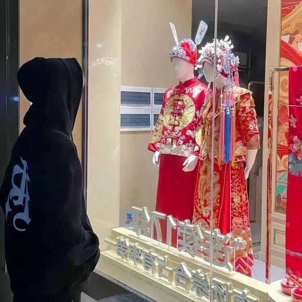 ảnh đứng nhìn váy cưới buồn 20