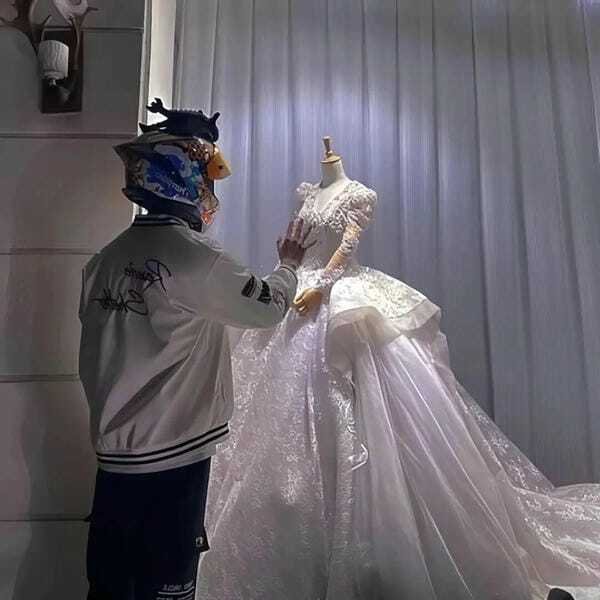 ảnh đứng nhìn váy cưới buồn 23