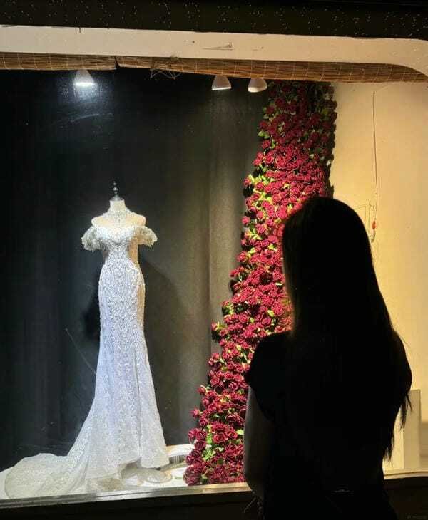 ảnh đứng nhìn váy cưới buồn 3