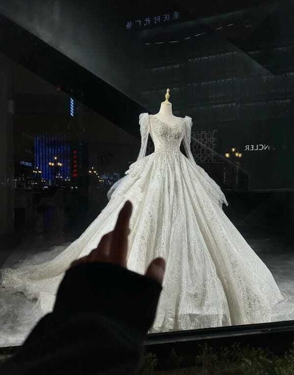 ảnh đứng nhìn váy cưới buồn 31