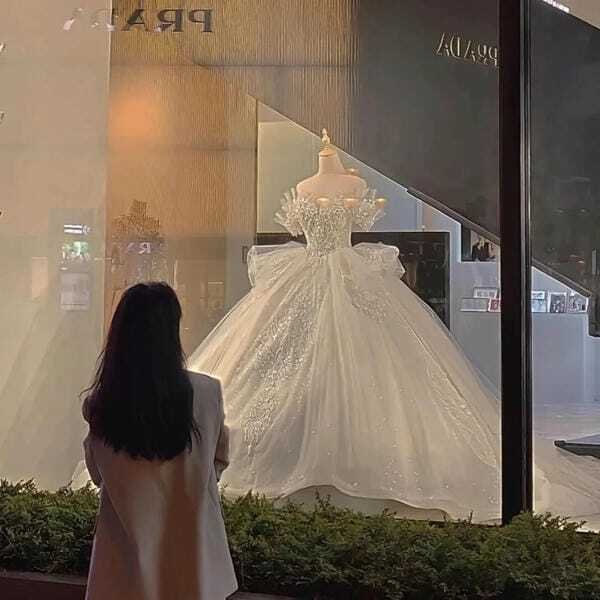 ảnh đứng nhìn váy cưới buồn 5