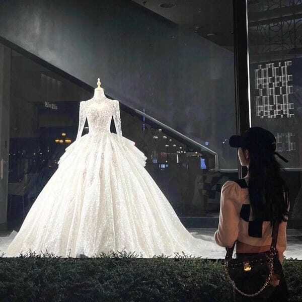 ảnh đứng nhìn váy cưới buồn 6