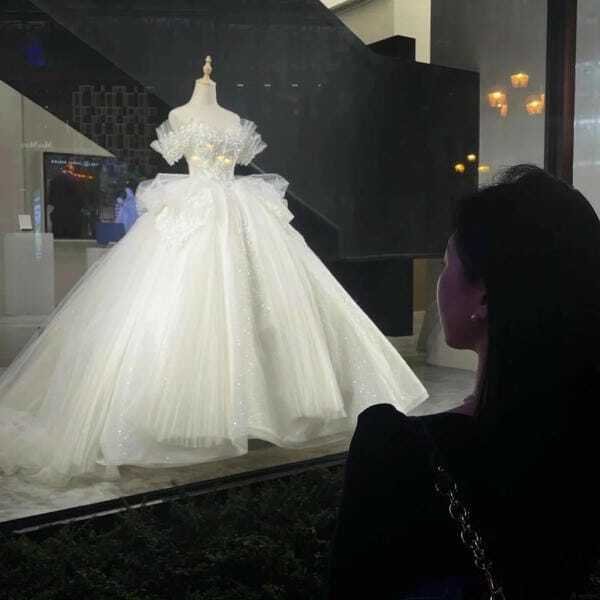 ảnh đứng nhìn váy cưới buồn 9