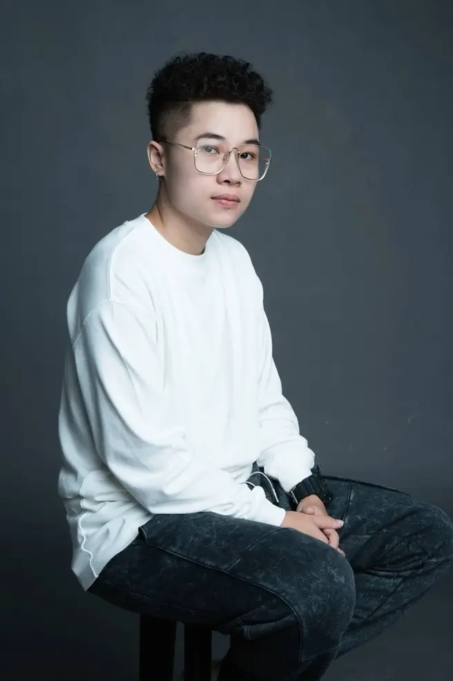 Đạo diễn Đinh Hà Uyên Thư trên phim trường