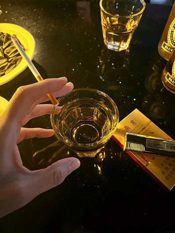 buồn ảnh bia rượu tự chụp 10