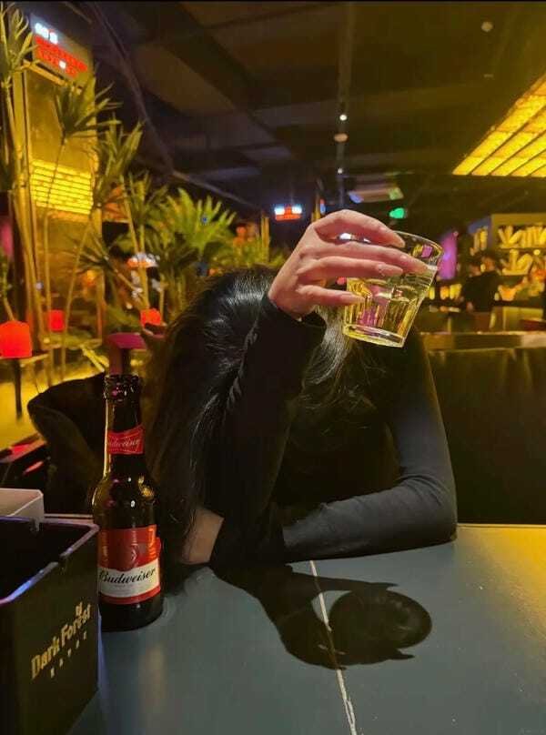 buồn ảnh bia rượu tự chụp 4