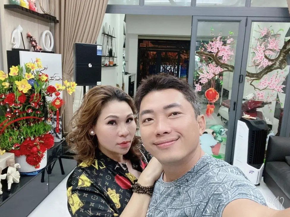 Ca sĩ Kinh Quốc và vợ thứ hai