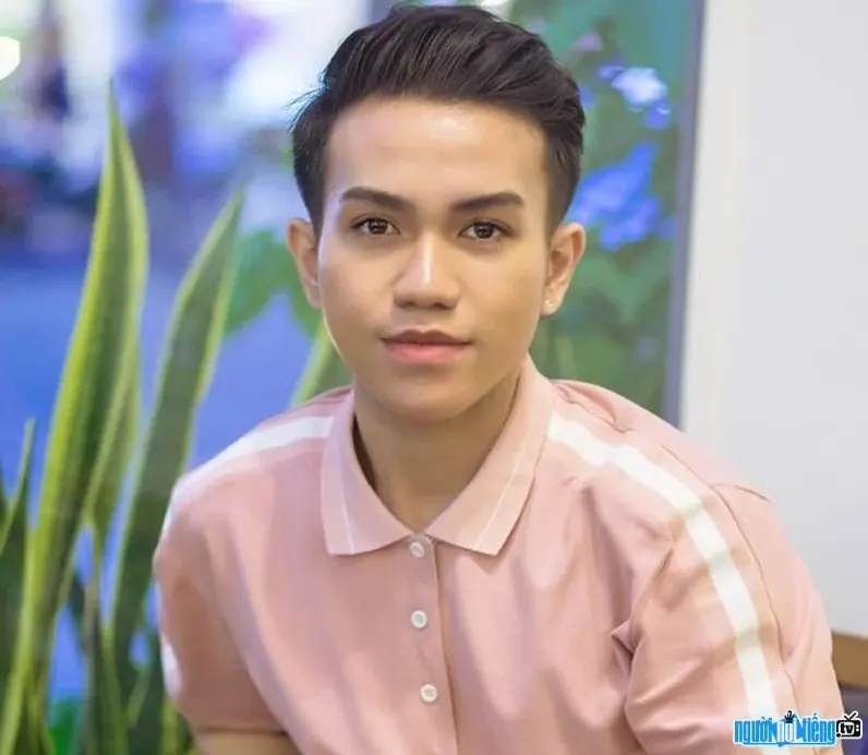 Call Me Duy trong một buổi chụp hình