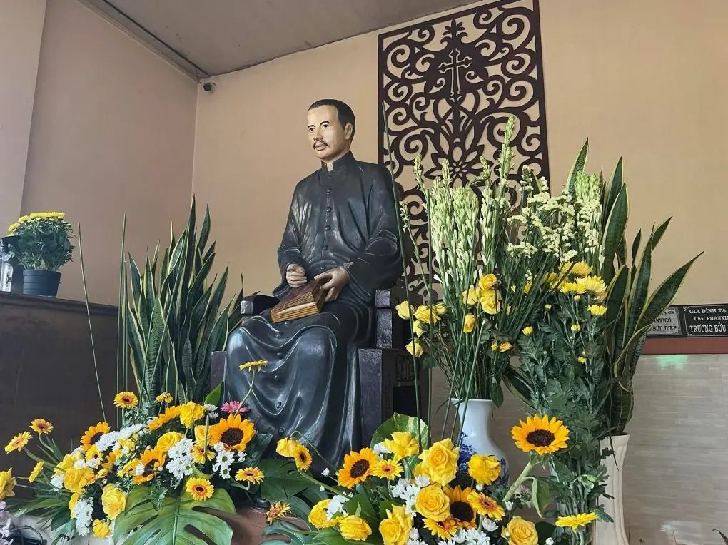Cha Diệp trao quà cho người nghèo