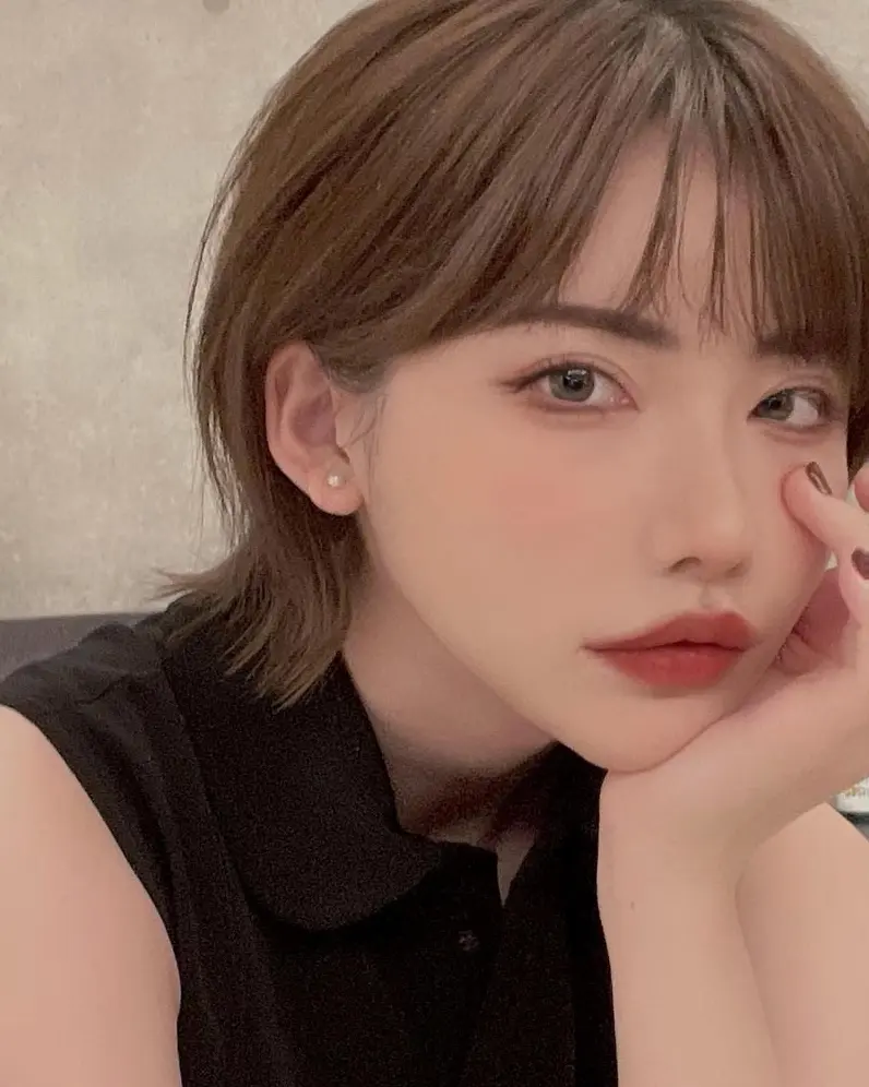 Emi Fukuda trong một buổi chụp hình