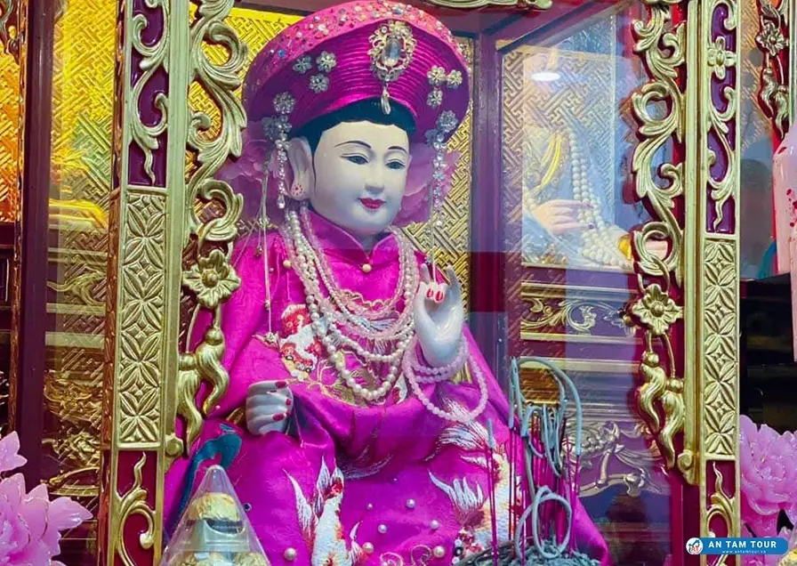 Đèn thờ Cô Chín