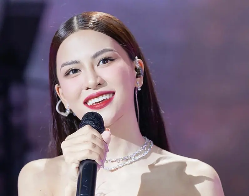 Hà Nhi biểu diễn trên sân khấu với trang phục ấn tượng